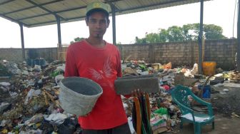 Belajar dari YouTube, Empat Pemuda di Blitar Sulap Limbah Popok Jadi Batako