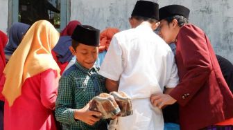 Kisah Sederhana Sedekah Sepatu Membantu Langkah Kaki Penerus Bangsa