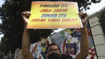 Sejumlah orang tua murid yang tergabung dalam Forum Relawan PPDB DKI 2020 membentangkan poster saat menggelar aksi demonstrasi di depan Kantor Kementerian Pendidikan dan Kebudayaan, Jakarta, Senin (29/6). [Suara.com/Angga Budhiyanto]