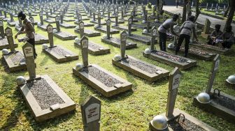 Anggota Polri menabur bunga usai Upacara Ziarah Makam dan Tabur Bunga di Taman Makam Pahlawan Nasional Utama (TMPNU) Kalibata, Jakarta, Senin (29/6). [ANTARA FOTO/Galih Pradipta]