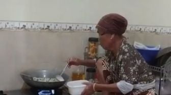 Kelewat Santuy, Pose Nenek-nenek Memasak di Atas Meja Ini Jadi Sorotan