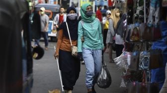 Warga menggunakan kantong plastik saat berbelanja di Pasar Jatinegara, Jakarta, Selasa (30/6). [Suara.com/Angga Budhiyanto]