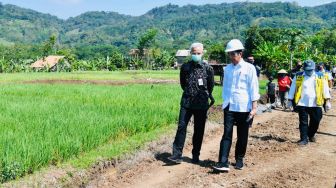 Didampingi Ganjar, Jokowi Tinjau Proyek Padat Karya Irigasi di Batang