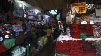 Pedagang seragam sekolah menunggu pembeli di Pasar Jatinegara, Jakarta, Selasa (30/6). [Suara.com/Angga Budhiyanto]