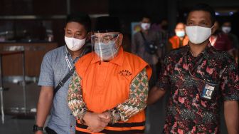 Tersangka kasus suap di DPRD Jambi Cek Man (tengah) mengenakan rompi tahanan usai diperiksa di Gedung KPK, Selasa (30/6/2020). [ANTARA FOTO/Akbar Nugroho Gumay]