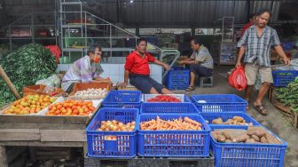 Pedagang menunggu pembeli di Pasar Induk Kramat Jati, Jakarta Timur, Selasa (30/6). [Suara.com/Alfian Winanto]
