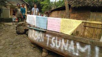 Nama Anak Kades Masuk Penerima Huntap, Korban Tsunami Banten Blokir Jalan