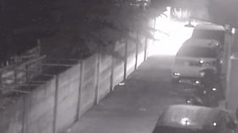 Rekaman CCTV Detik-detik Mobil Via Vallen Dibakar