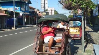 Tanggap Darurat Diperpanjang, Tukang Becak Wates Setia Menanti Penumpang