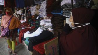 Aktivitas jual beli seragam sekolah di Pasar Jatinegara, Jakarta, Selasa (30/6). [Suara.com/Angga Budhiyanto]