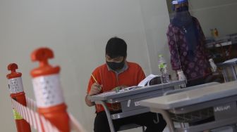 Seorang siswa mengikuti psikotes penerimaan siswa baru di Sekolah Nasional Satu (Nassa School), Bekasi, Jawa Barat, Rabu (1/7). [Suara.com/Angga Budhiyanto]