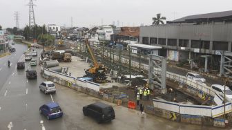 Suasana di samping proyek lintas bawah (Underpass) Senen, Jakarta, Kamis (2/7). [Suara.com/Angga Budhiyanto]