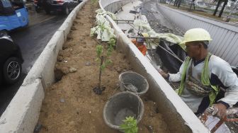 Pekerja menyelesaikan proyek lintas bawah (Underpass) Senen, Jakarta, Kamis (2/7). [Suara.com/Angga Budhiyanto]