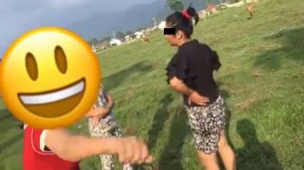 Viral Video Gadis ABG Dianiaya di Lapangan, Sudah Sujud Tetap Dihajar