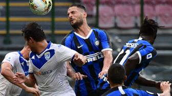 Bek Inter Milan Danilo D'Ambrosio (C) mencetak gol sundulan selama pertandingan sepak bola Serie A Italia, Inter Milan melawan Brescia di stadion Giuseppe-Meazza, Milan, Italia, Kamis (2/7) dini hari WIB.
[Miguel MEDINA / AFP]