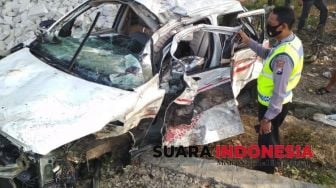 Brakk! Mobil Ertiga Disambar Kereta Api, Bocah 2 Tahun Tewas di Tempat