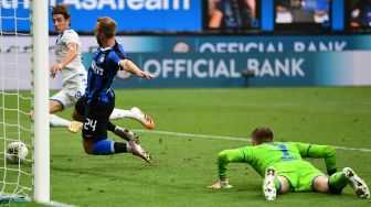 Pemain tengah Inter Milan,  Christian Eriksen mencetak gol ke-5 selama selama pertandingan sepak bola Serie A Italia, Inter Milan melawan Brescia di stadion Giuseppe-Meazza, Milan, Italia, Kamis (2/7) dini hari WIB. Miguel MEDINA / AFP