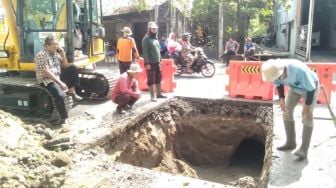 Jalan di Bantul Ambles, Diduga karena Kebocoran Gorong-Gorong