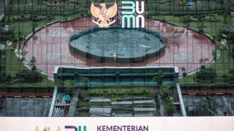 Logo baru Kementerian Badan Usaha Milik Negara (BUMN) terpasang di Gedung Kementerian BUMN, Jakarta, Kamis (2/7/2020).  [ANTARA FOTO/Aprillio Akbar]