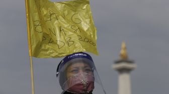 Sejumlah orang tua murid yang tergabung dalam Relawan PPDB DKI Jakarta membawa bendera kuning saat aksi unjuk rasa terkait sistem PPDB DKI Jakarta di depan Istana Negara, Jakarta Pusat, Jumat (3/7). [Suara.com/Angga Budhiyanto]