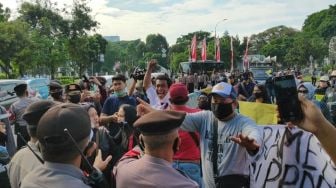 Aksi depan Istana, Wali Murid Bersitegang dengan Polisi: Tangkap Saya Pak!