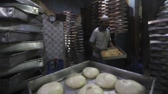 Pembuatan roti dari mesin pemanggang di rumah produksi roti di kawasan Bendungan Hilir, Jakarta, Jumat (3/7). [Suara.com/Angga Budhiyanto]