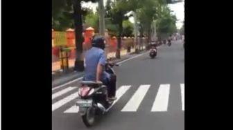 Skill Tingkat Dewa! Cara Pemotor Kendarai Scoopy Ini Bikin Deg-degan