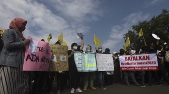 Sejumlah orang tua murid yang tergabung dalam Relawan PPDB DKI Jakarta melakukan aksi unjuk rasa terkait sistem PPDB DKI Jakarta di depan Istana Negara, Jakarta Pusat, Jumat (3/7). [Suara.com/Angga Budhiyanto]