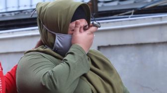 Dhawiya Zaida, putri Elvy Sukaesih mengusap air matanya saat menghadiri sidang putusan suaminya Muhammad Basurrah di Pengadilan Negeri Jakarta Timur, Jumat (3/7). [Suara.com/Alfian Winanto]