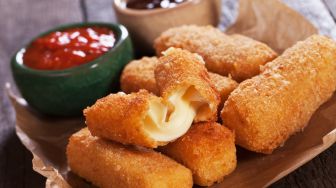 Lumer di Mulut, Begini Resep Mudah Membuat Camilan Stik Keju Mozzarella