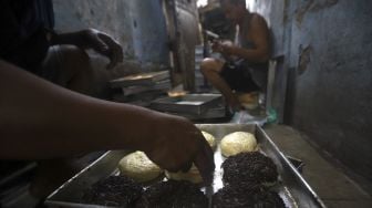 Pekerja menyelesaikan pembuatan roti rumahan di kawasan Bendungan Hilir, Jakarta, Jumat (3/7). [Suara.com/Angga Budhiyanto]