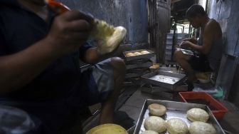 Aktivitas pekerja menyelesaikan pembuatan roti skala rumahan di kawasan Bendungan Hilir, Jakarta, Jumat (3/7). [Suara.com/Angga Budhiyanto]