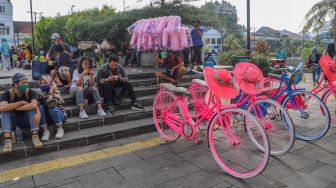 Deretan sepeda hias yang disewakan di kawasan Kota Tua, Jakarta Barat, Sabtu (4/7). [Suara.com/Alfian Winanto]
