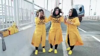 Viral Emak-Emak Pose di Jembatan Suramadu, Warganet: Kirain Minion