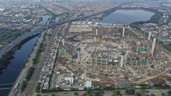 Foto udara proyek pembangungan Jakarta International Stadium (JIS) atau Stadion BMW di Jakarta, Sabtu (4/7/2020). [ANTARA FOTO/Hafidz Mubarak]