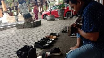 Belasan Tahun Semir Sepatu, Nur Kerap Tak Dibayar Hingga Dimarahi