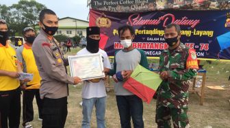Adu Layang-layang Jadi Cara Polsek Bojonegara Tingkatkan Tali Silaturahmi