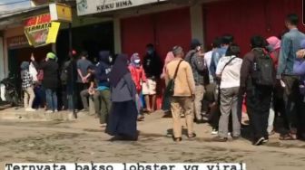 Harus Antre 3 Jam untuk Makan Bakso Lobster di Cibitung yang Lagi Viral