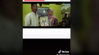 Bikin Terharu! Viral Pria Nikahi Pujaan Hatinya dengan Mahar Sandal Jepit