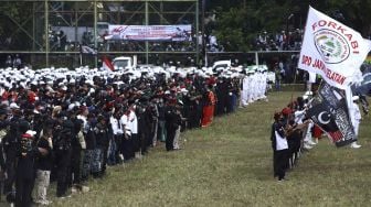 Sejumlah massa dari berbagai elemen organisasi kemasyarakatan Islam menggelar 'Apel Siaga Ganyang Komunis' di Lapangan Ahmad Yani, Kebayoran Lama, Jakarta Selatan, Minggu (5/7). [Suara.com/Angga Budhiyanto]