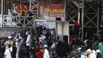 Inspektur upacara memberi sambutan saat 'Apel Siaga Ganyang Komunis' di Lapangan Ahmad Yani, Kebayoran Lama, Jakarta Selatan, Minggu (5/7). [Suara.com/Angga Budhiyanto]