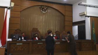 Majelis hakim Nazar Effriandi (tengah) berdiskusi dengan tim kuasa hukum Djoko Tjandra dan tim penasehat hukum saat sidang Peninjauan Kembali (PK) yang diajukan oleh buronan kasus korupsi cassie Bank Bali, Djoko Tjandra di Pengadilan Negeri Jakarta Selatan, Senin (6/7). [Suara.com/Angga Budhiyanto]