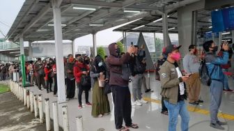 Keluh Kesah Penumpang KRL Saat Tiap Pagi Harus Antre di Stasiun Bogor