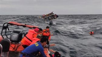 Kapal Terbalik Dihantam Ombak, Calon Wakil Bupati Banggai Laut Tenggelam