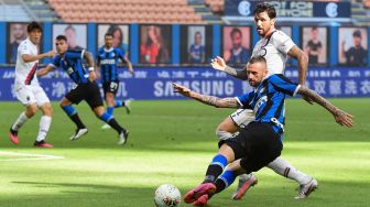 Gelandang Inter Milan Marcelo Brozovic bersaing dengan gelandang Bologna Roberto Soriano selama pertandingan sepak bola Serie A Italia antara Inter Milan melawan Bologna di stadion Giuseppe-Meazza, Milan, Italia, Minggu (5/7). [MIGUEL MEDINA / AFP]