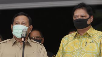 Ketua Umum Partai Gerindra Prabowo Subianto (kiri) didampingi Ketua Umum Partai Golkar Airlangga Hartarto (kanan) memberikan keterangan pers di kediaman pribadi Prabowo di Jalan Kertanegara, Kebayoran Baru, Jakarta, Senin (6/7). [Suara.com/Angga Budhiyanto]  