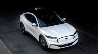 Bos Ford Menyebut Tesla Tidak Sepadan Mustang Mach-E