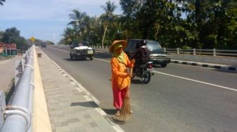 Tanpa Imbalan, Nenek di Kulon Progo Sapu Jalan Layang Sampai Dikira ODGJ