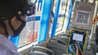 Karyawan mencoba alat pembayaran nontunai saat uji coba bus listrik di Kantor Pusat PT Transjakarta, Cawang, Jakarta, Senin (6/7/2020). [ANTARA FOTO/Galih Pradipta]