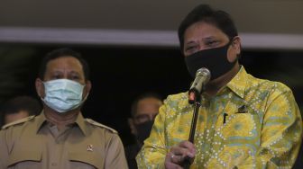 Ketua Umum Partai Golkar Airlangga Hartarto (kanan) didampingi Ketua Umum Partai Gerindra Prabowo Subianto (kiri) memberikan keterangan pers di kediaman pribadi Prabowo di Jalan Kertanegara, Kebayoran Baru, Jakarta, Senin (6/7). [Suara.com/Angga Budhiyanto]